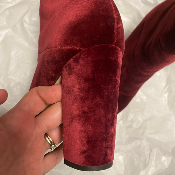 BCBG Generation Women's Velvet Burgundy Ankle Heeled Boots 7 Round Toe Booties. - Picture 4 of 7